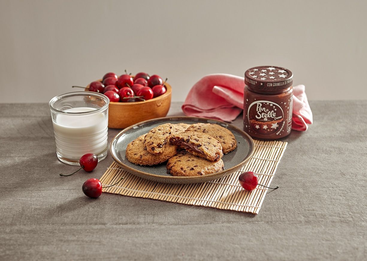 Biscotti integrali con gocce di cioccolato perfetti per la colazione Biscotti integrali con gocce di cioccolato perfetti per la colazione